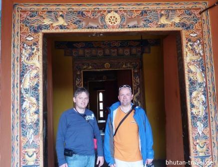 fotograf herber neumaier und bhutanspezialist heinrich heinz im tempeleingang 1
